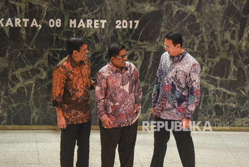 Gubernur DKI Jakarta nonaktif Basuki Tjahaja Purnama (kanan) bersama Wakil Gubernur nonaktif Djarot Saiful Hidayat (kiri) berbincang dengan Plt Gubernur DKI Sumarsono saat serah terima jabatan Plt Gubernur DKI di Balaikota, Jakarta, Senin (6/3).