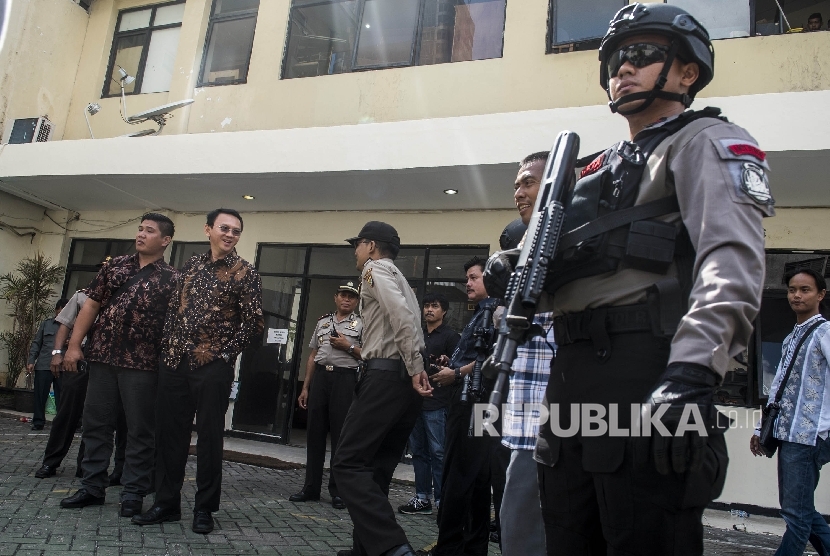 Gubernur DKI Jakarta nonaktif Basuki Tjahaja Purnama (kedua kiri) berbincang dengan petugas Kepolisian seusai menjalani sidang lanjutan kasus dugaan penistaan agama di PN Jakarta Utara, Jakarta, Selasa (20/12).