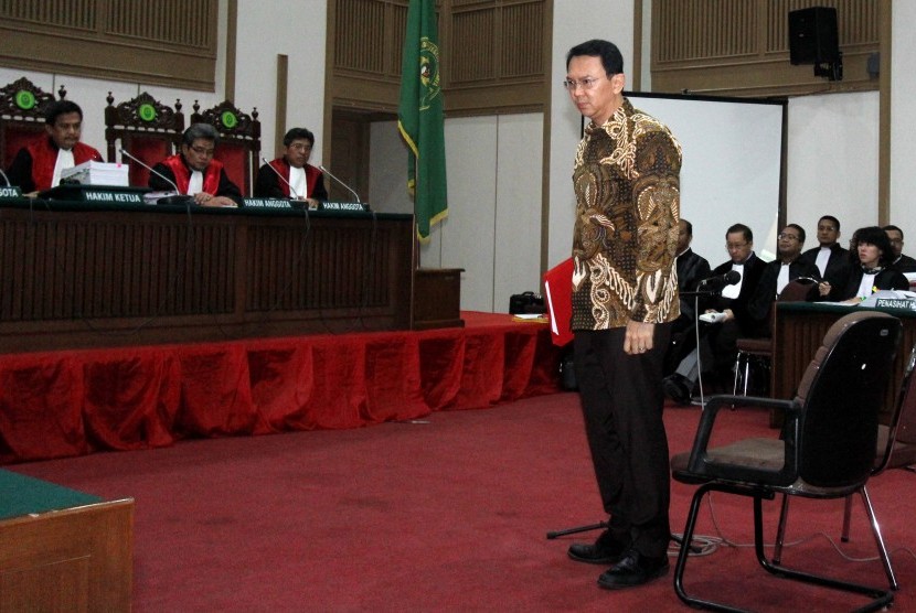 Gubernur DKI Jakarta nonaktif Basuki Tjahaja Purnama siap untuk menjalani sidang lanjutan kasus dugaan penistaan agama di Auditorium Kementerian Pertanian, Jakarta Selatan, Selasa (17/1). 