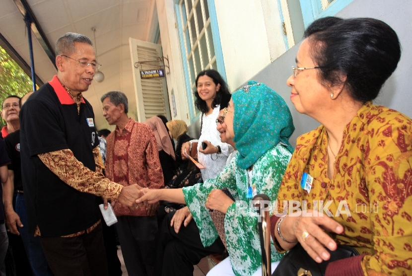 [Dokumentasi] Gubernur DKI Jakarta periode 1992-1997 (kiri) ketika menyalami rekannya saat menghadiri Boedoet National Reunion 2012 di SMA Negeri 1 Boedi Oetomo.