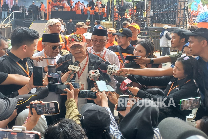 Gubernur DKI Jakarta periode 2007-2012 Fauzi Bowo (Foke) usai menghadiri kampanye akbar Pramono-Rano di Stadion Madya GBK Senayan, Jakarta Pusat, Sabtu (23/11/2024)