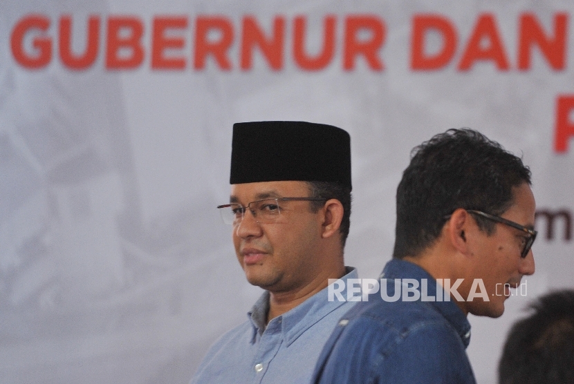  Gubernur DKI Jakarta Periode 2017-2022 Anies Baswedan dan Wakil Gubernur Sandiaga Uno menghadiri penetapan pemenang Pilkada DKI Jakarta yang digelar KPUD DKI Jakarta di kantor KPUD DKI Jakarta, Jumat (5/5). 