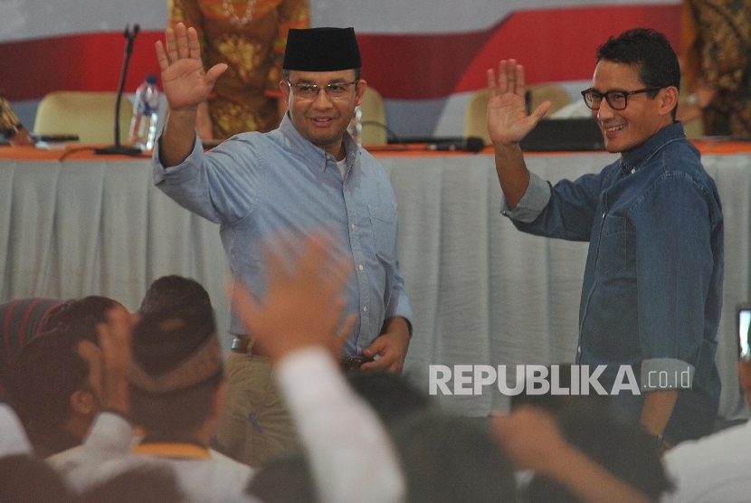  Gubernur DKI Jakarta Periode 2017-2022 Anies Baswedan dan Wakil Gubernur Sandiaga Uno menghadiri penetapan pemenang Pilkada DKI Jakarta yang digelar KPUD DKI Jakarta di kantor KPUD DKI Jakarta, Jumat (5/5).