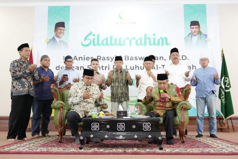 Gubernur DKI Jakarta periode 2017-2022, Anies Rasyid Baswedan bersama eks Ketua Umum PBNU, KH Said Aqil Siroj.