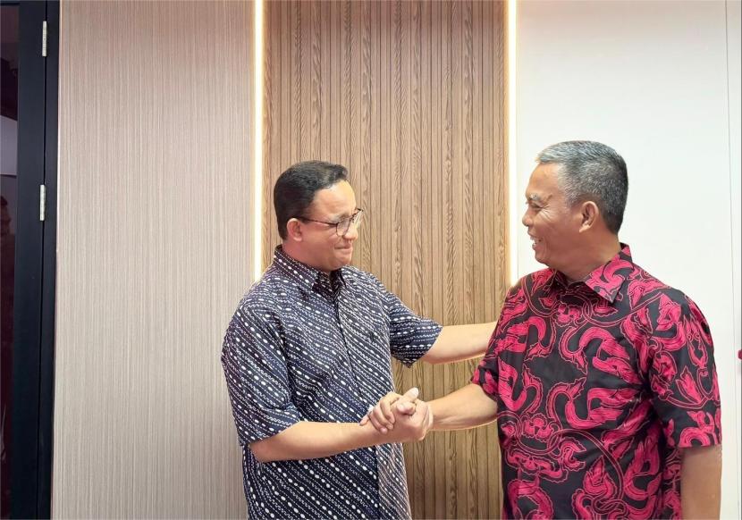 Gubernur DKI Jakarta periode 2017-2022 Anies Rasyid Baswedan bersama Ketua DPRD DKI Jakarta Prasetyo Edi Marsudi.