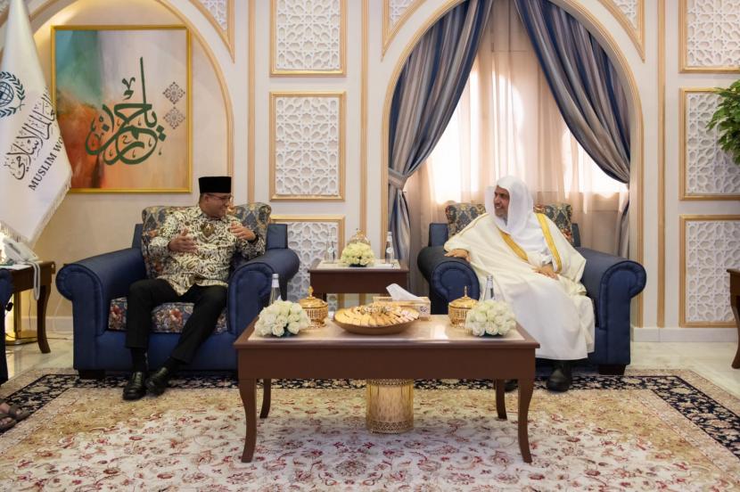 Gubernur DKI Jakarta periode 2017-2022, Anies Rasyid Baswedan bertemu dengan Sekjen Liga Muslim Dunia Syekh Mohammed Al-Issa di Jeddah, Arab Saudi.