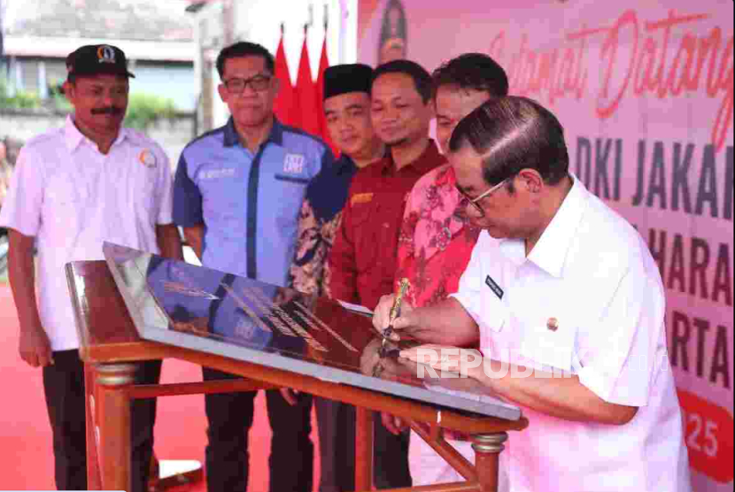 Gubernur DKI Jakarta Pramono Anung melakukan penamaan kembali Kampung Tanah Merah menjadi Kampung Tanah Harapan, Selasa (18/11/2025).