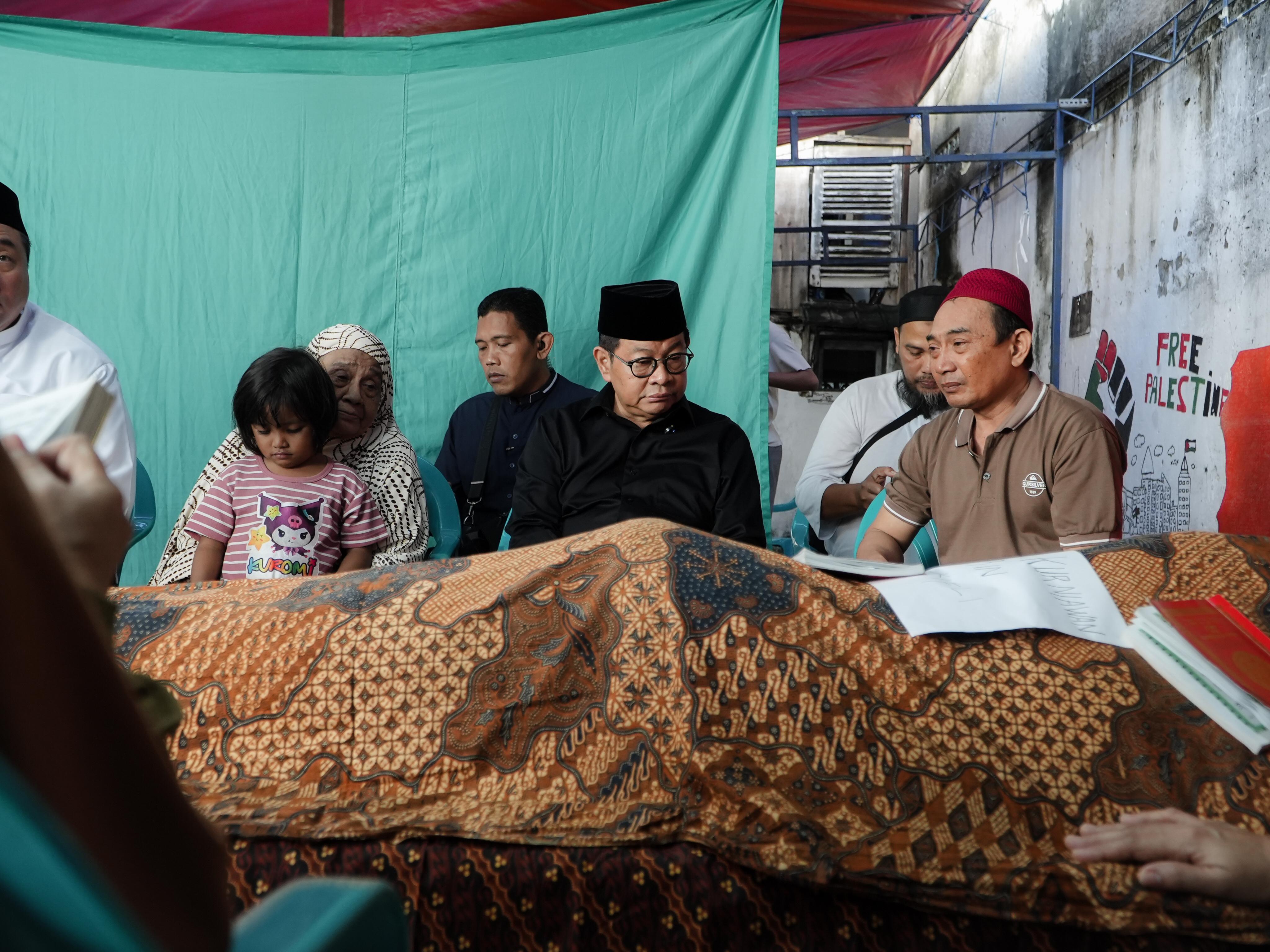 Gubernur DKI Jakarta Pramono Anung melayat ke rumah duka almarhum driver ojol, Affan Kurniawan yang meninggal dunia usai terlindas kendaraan rantis Brimob Polri, di tengah demonstrasi 28 Agustus 2025.