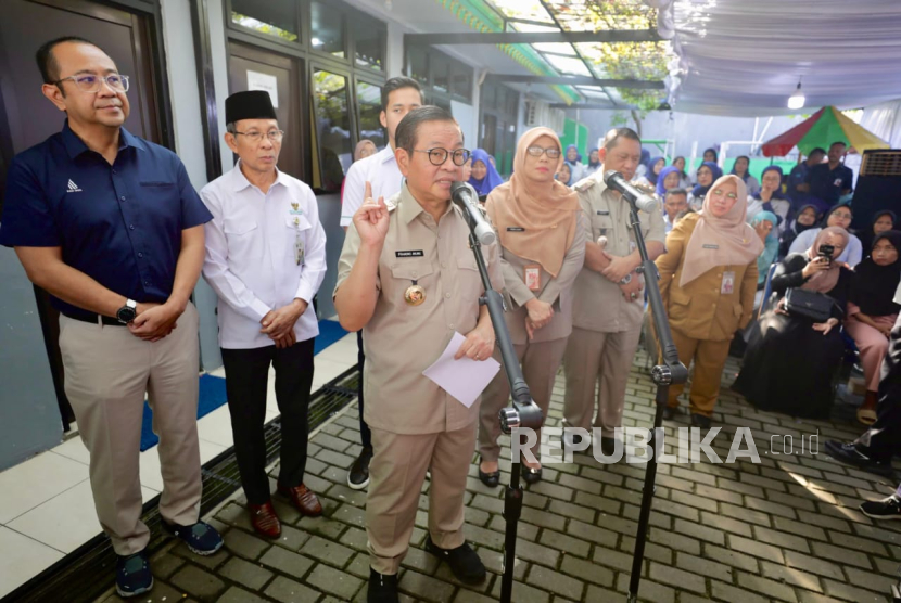 Gubernur DKI Jakarta Pramono Anung meninjau tempat penitipan anak (daycare) untuk keluarga prasejahtera di Taman Anak Sejahtera Arutala, Kelurahan Kebon Bawang, Tanjung Priok, Jakarta Utara, Senin (5/5/2025).