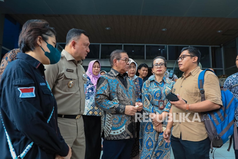 Gubernur DKI Jakarta Pramono Anung menjenguk korban ditabrak mobil pengangkut MBG yang dirawat di RSUD Koja, Jakarta Utara, Kamis (11/12/2025).