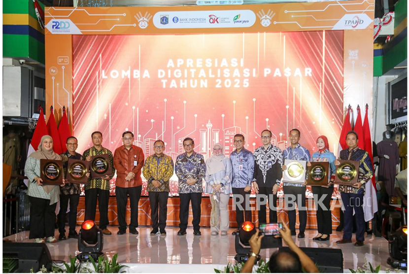 Gubernur DKI Jakarta Pramono Anung, Wakil Ketua DPRD DKI Rany Mauliani, dan Wakil Ketua DPRD Provinsi DKI Jakarta Basri Baco menghadiri acara Pengumuman Pemenang Lomba Digitalisasi Pasar Tahun 2025 di Pasar Tanah Abang, Jakarta Pusat.