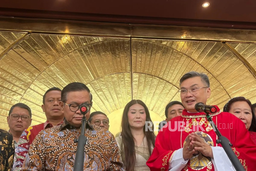 Gubernur DKI Jakarta Pramono Anung Wibowo dan Kepala Paroki Kalvari Romo Johan Ferdinand meresmikan Gereja Katolik Paroki Lubang Buaya di Jakarta Timur (Jaktim), Ahad (14/9/2025).