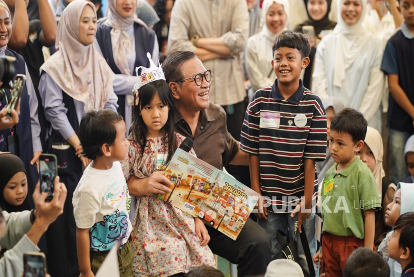 Gubernur DKI Jakarta, Pramono Anung Wibowo, membacakan cerita untuk anak-anak saat menghadiri Hari Literasi Nasional di Happy Hope International Preschool, Jakarta Selatan.