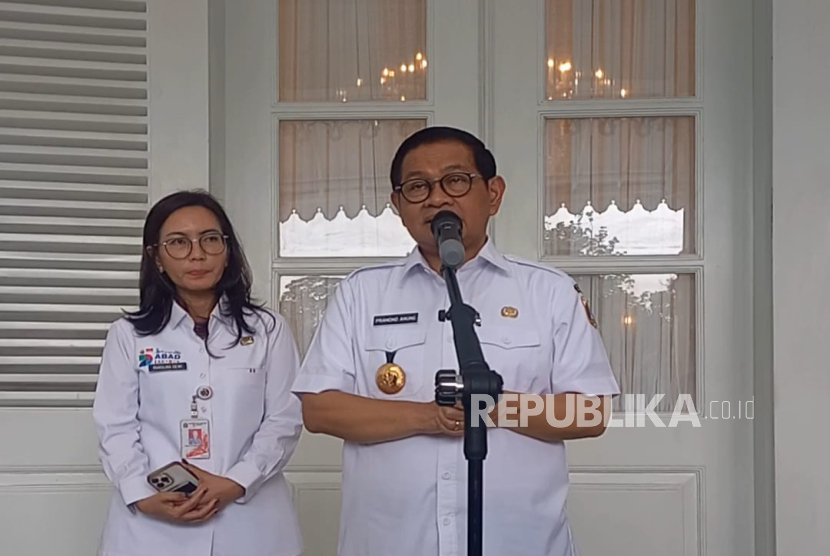 Gubernur DKI Jakarta Pramono Anung Wibowo memberikan keterangan di Balai Kota DKI, Jakarta Pusat, Rabu (4/6/2025).