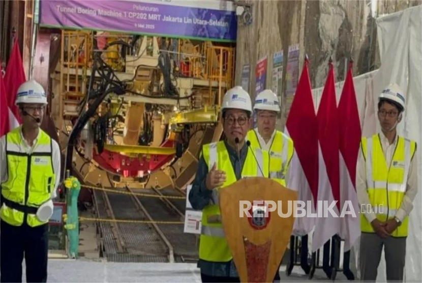 Gubernur DKI Jakarta Pramono Anung Wibowo saat meresmikan Tunnel Boring Machine (TBM) di Project Site CP202, Stasiun Harmoni, Jakarta Pusat, Jumat (9/5/2025).