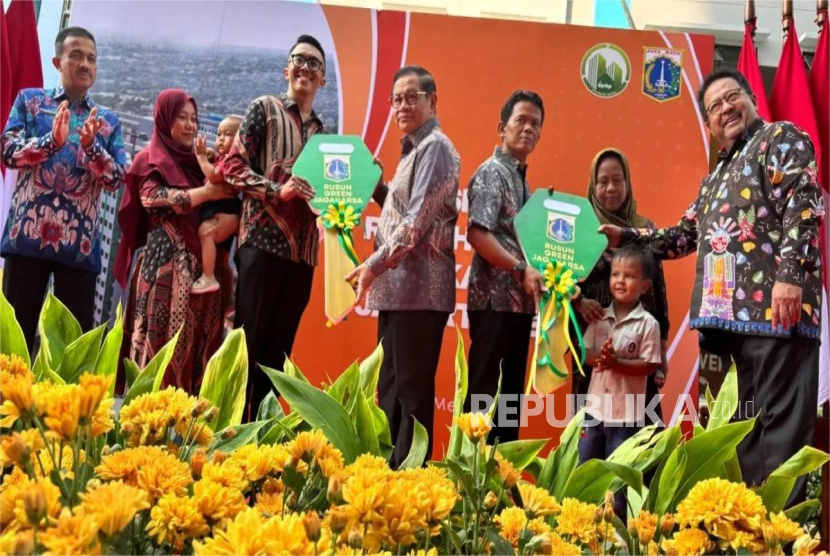 Gubernur DKI Jakarta Pramono Anung Wibowo Wibowo dan Wakil Gubernur Rano Karno menyerahkan kunci kepada penghuni Rusunawa Jagakarsa, Jakarta Selatan, Kamis (8/5/2025)