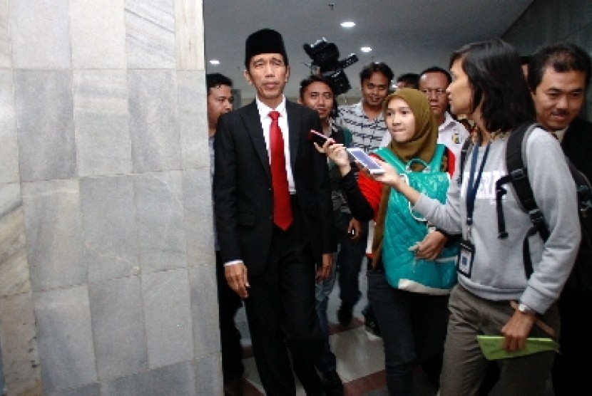 Gubernur DKI Jakarta sekaligus Presiden RI terpilih Joko Widodo menjawab pertanyaan wartawan usai mengikuti Rapat Paripurna di Gedung DPRD DKI Jakarta, Rabu (23/7). 