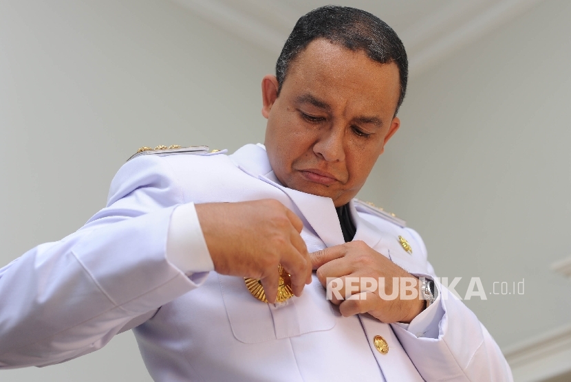 Gubernur DKI Jakarta terpilih Anies Baswedan bersiap dalam sesi fitting dan foto pakaian dinas di Kebayoran Baru, Jakarta Selatan, Kamis (12/10) 