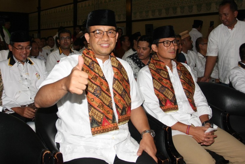 Gubernur DKI Jakarta terpilih Anies Baswedan (kiri) dan Wakil Gubernur DKI Jakarta terpilih Sandiaga Uno (kanan) menghadiri acara selamatan dan doa bersama yang digelar Dewan Pimpinan Wilayah Partai Keadilan Sejahtera (DPW PKS) DKI Jakarta di Jakarta, Minggu (15/10).