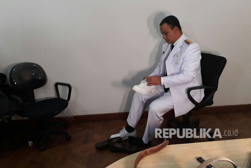 Gubernur DKI Jakarta terpilih Anies Baswedan mengenakan baju Dinas dalam sesi fitting dan foto pakaian dinas di Kebayoran Baru, Jakarta Selatan, Kamis (12/10)