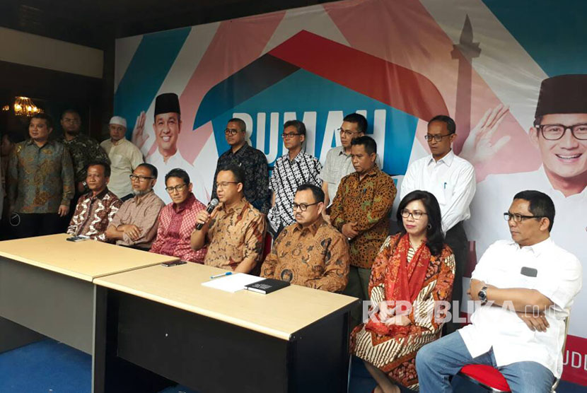 Gubernur DKI Jakarta terpilih Anies Baswedan untuk pertama kalinya mengenalkan Tim Sinkronisasi Anies-Sandi kepada publik. Tim yang diketuai Sudirman Said itu dikenalkan ke publik di Rumah Partisipasi di kediaman Boy Sadikin, Jalan Borobodur, Menteng, Jakarta Pusat, Senin (15/5).