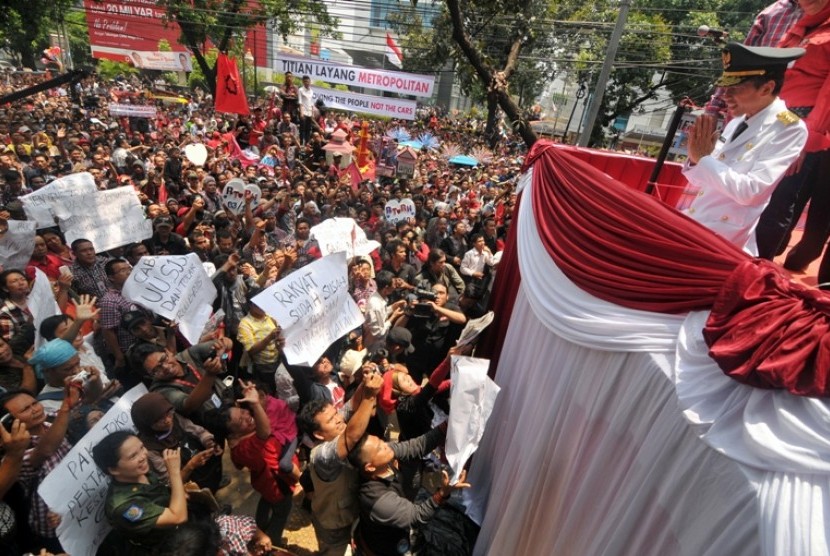 Gubernur DKI Jakarta yang baru Joko Widodo (kanan) menyapa waga dan pendukunganya usai Sidang Paripurna Istimewa DPRD DKI Jakarta di Jakarta, Senin (15/10).