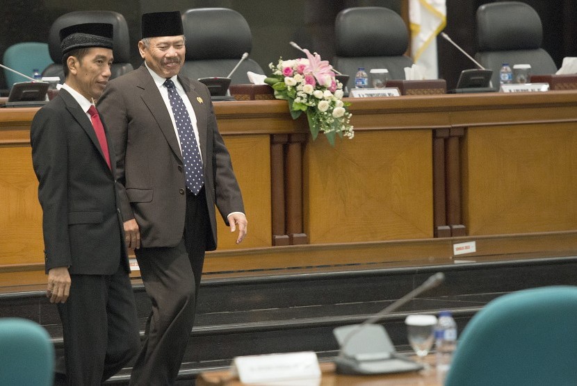 Gubernur DKI Jakarta yang juga Presiden terpilih, Joko Widodo (kiri) berjalan bersama Ketua DPRD DKI Jakarta Ferrial Sofyan (kanan) meninggalkan ruang sidang usai Rapat Paripurna DPRD DKI Jakarta di Jakarta, Selasa (12/8). 