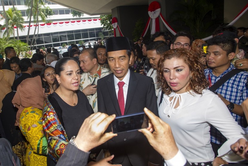 Gubernur DKI Jakarta yang juga Presiden terpilih Joko Widodo, diminta berfoto bersama dengan sejumlah perwakilan kedutaan besar negara tetangga seusai menghadiri Sidang Bersama DPR dan DPD RI dalam rangka HUT Kemerdekaan ke-69 RI di Gedung Nusantara, Kompl