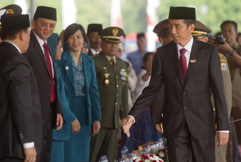 Gubernur DKI Jakarta yang juga Presiden terpilih Joko Widodo (kanan) menyapa Wakil Gubernur DKI Jakarta Basuki Tjahaja Purnama usai menjadi inspektur upacara HUT ke-69 Kemerdekaan RI Tingkat Provinsi DKI Jakarta di Kawasan Monumen Nasional Jakarta, Minggu 