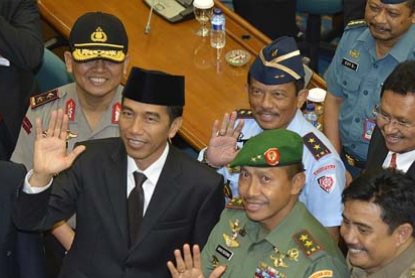 Gubernur DKI Jakarta yang juga Presiden terpilih Joko Widodo (ketiga kiri) bersama Pangdam Jaya Mayjen TNI Agus Sutomo (ketiga kanan depan), Kapolda Metro Jaya Irjen Pol. Unggung Cahyono (kedua kiri)