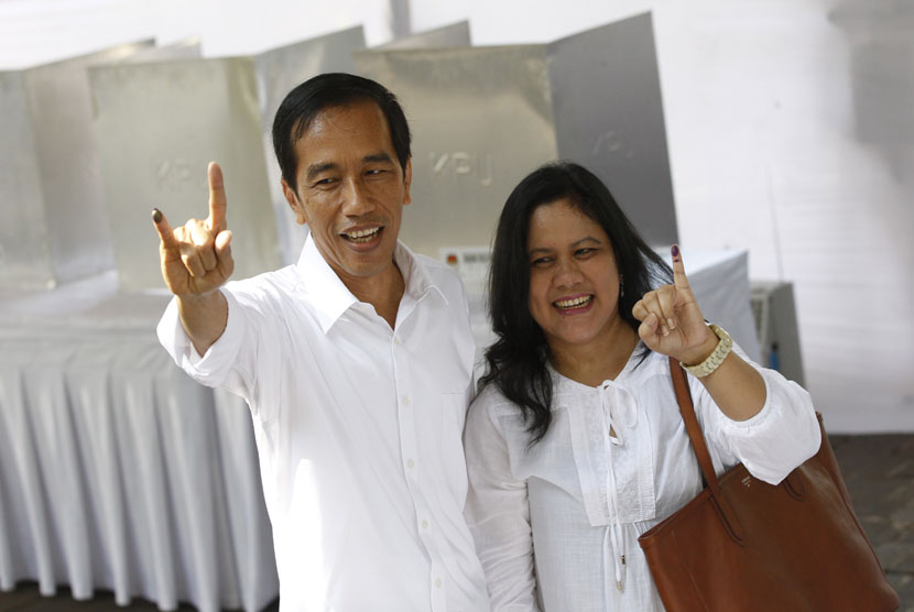 Gubernur DKI Joko Widodo bersama isterinya Iriana Joko Widodo (kanan) usai mencoblos di Jakarta, Rabu (9/4).