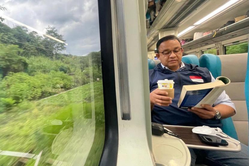 Gubernur DKI periode 2017-2022, Anies Rasyid Baswedan naik Kereta Argo Parahyangan.
