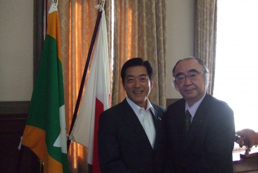 Gubernur Ehime, Tokihiro Nakamura (kiri).