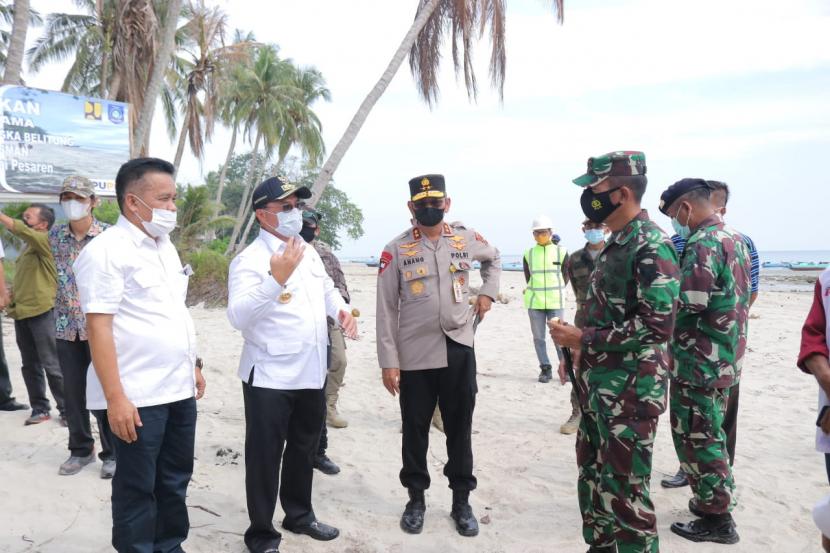 Gubernur Erzaldi bersama Kapolda Babel Irjen Pol. Anang Syarif Hidayat meletakkan batu pertama pembangunan pengamanan abrasi pantai, di Dusun Pesaren, Desa Bintet, Kabupaten Bangka. 