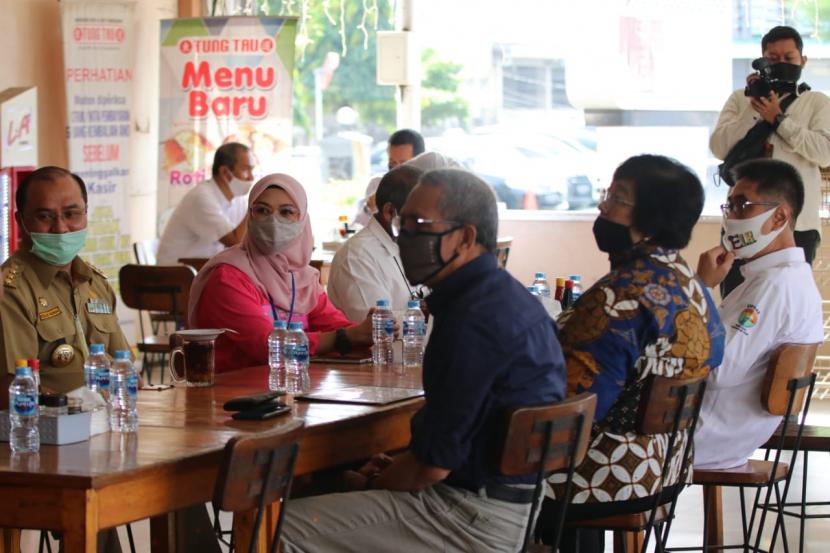 Gubernur Erzaldi bersama Menteri Siti Nurbaya berbincang santai sembari menikmati aneka kuliner di Kafe Tung Tau di Jalan Soekarno Hatta Kampung Silok, Kelurahan Dul, Selasa (28/7).