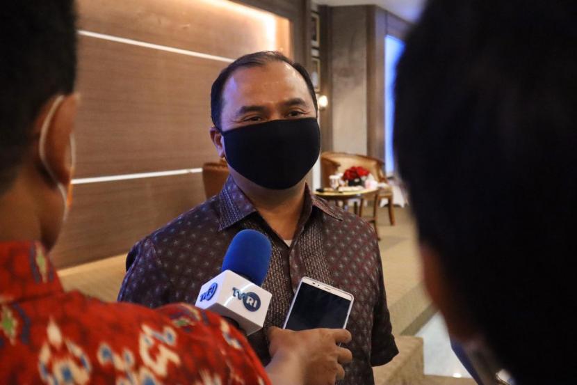 Gubernur Erzaldi Rosman  membagikan ratusan paket sembako gratis kepada warga Desa Tanjung Pura terdampak COVID-19. Hal ini guna meringankan beban dalam memehuni kebutuhan pokok di tengah pendemi virus corona.
