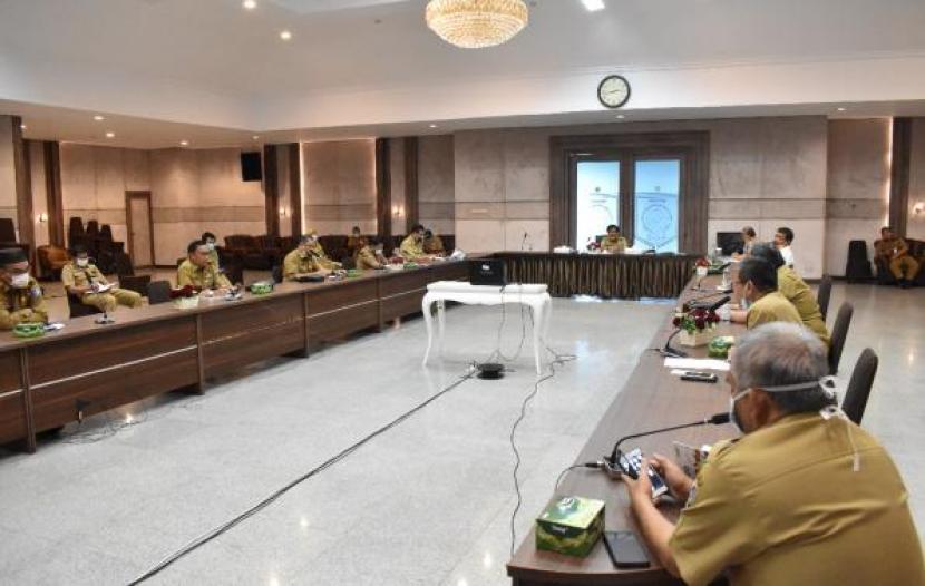 Gubernur Erzaldi Rosman membentuk Kelompok Kerja pada Pemprov. Kepulauan Bangka Belitung (Babel) dalam rangka percepatan penanganan Covid-19 di wilayahnya.