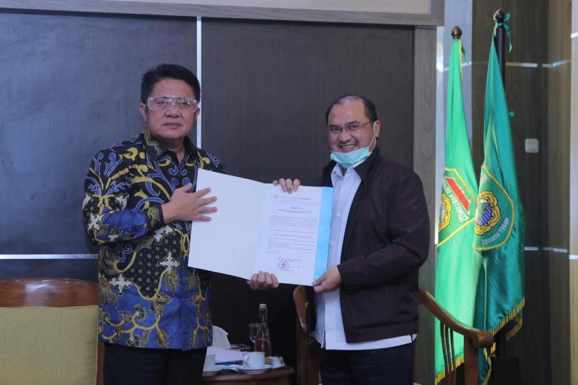  Gubernur Erzaldi Rosman mendapatkan SK Penunjukan Ketua Dunia Melayu Dunia Islam (DMDI) dan dianugerahi gelar Datuk Sri Doktor Erzaldi Rosman, SE, MM. oleh Gubernur Sumatera Selatan (Sumsel) Herman Deru.