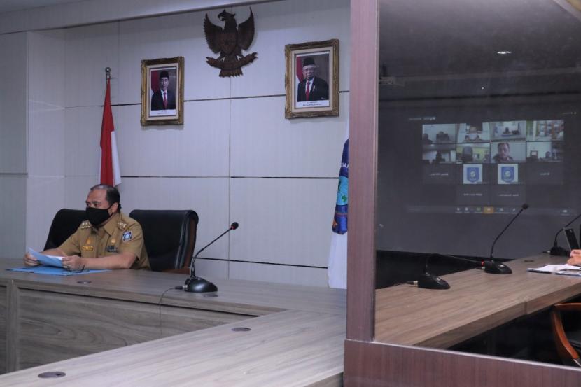 Gubernur Erzaldi Rosman mengajak pengusaha perikanan Babel meningkatkan produksi dan ekspor perikanan khususnya udang vaname dari Babel. Hal ini disampaikan Gubernur Erzaldi melalui video conference (vidcon) dengan pengusaha bidang perikanan di Babel.