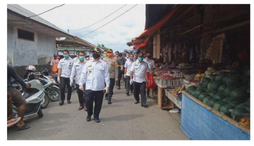 Gubernur Erzaldi Rosman meninjau secara langsung Pasar Tradisional Tanjungpandan untuk melihat dan mengecek langsung keadaan pasar di tengah masa pandemi Corona Virus Disease 2019 (Covid-19). 
