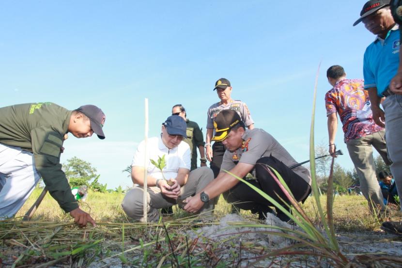 Gubernur Erzaldi Rosman pada acara Rehabilitasi Hutan dan Lahan Menuju Hari Mangrove Sedunia di Babel, di Jalan Lintas Timur, Jumat (13/03/20).(Pemprov Bangka Belitung)