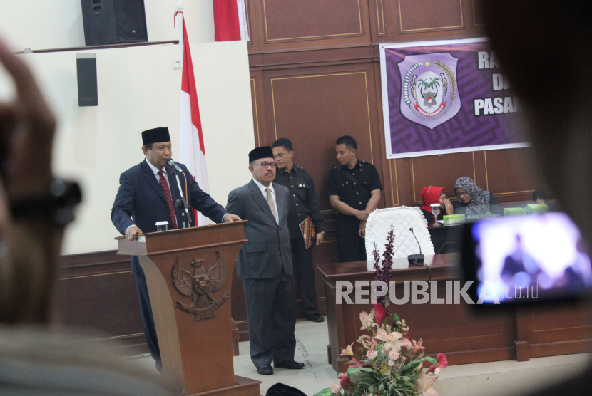 Gubernur Gorontalo Gusnar Ismail berpidato.