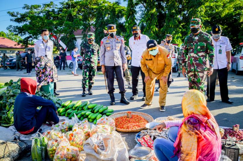 Gubernur Gorontalo, Rusli Habibie dan Kapolda Irjen Pol Dr Akhmad Wiyagus bersama forkopimda melakukan sidak ke Pasar Moodu, Kota Gorontalo.