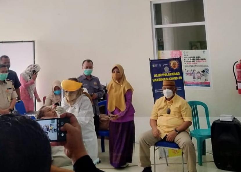 Gubernur Gorontalo, Rusli Habibie (kanan) menyaksikan kegiatan tes PCR massal bagi petugas Bandara Jalaludin. 