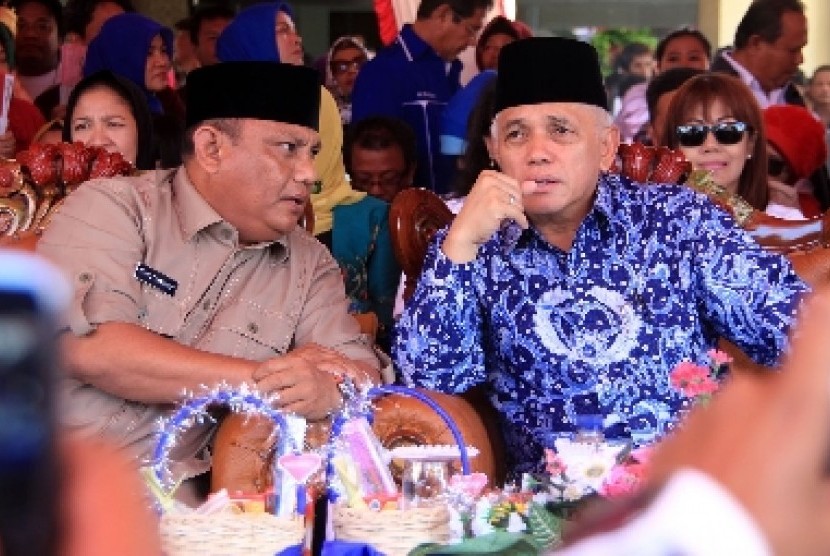 Gubernur Gorontalo Rusli Habibie (kiri).