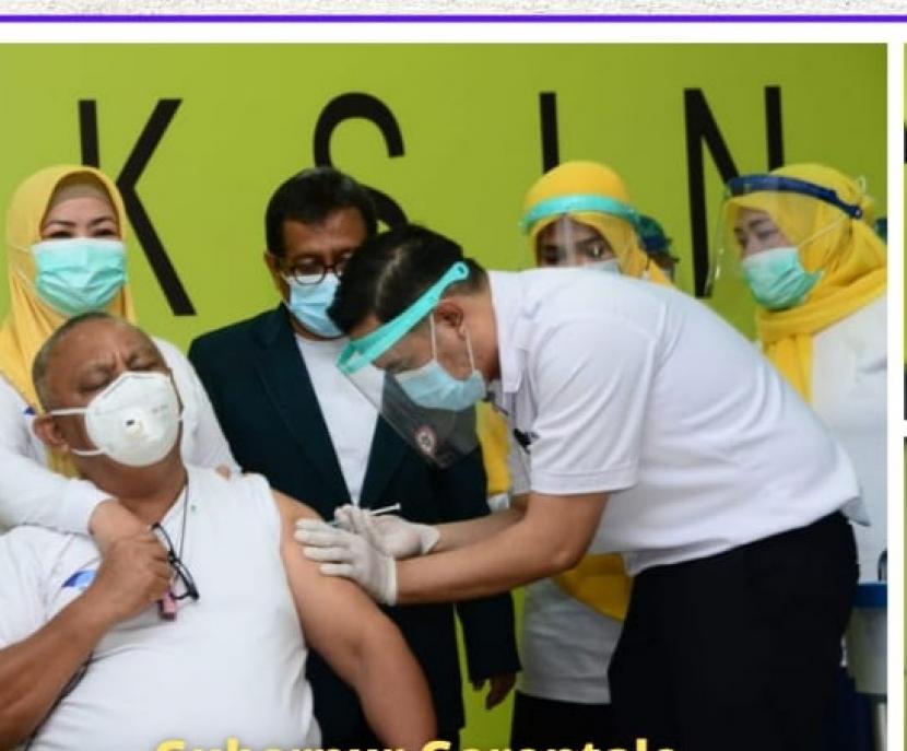Gubernur Gorontalo, Rusli Habibie, saat disuntik vaksin Covid 19.