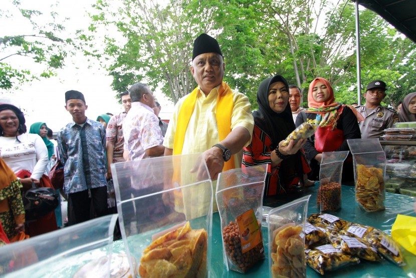 Gubernur Gorontalo, Rusli Habibie (tengah). 