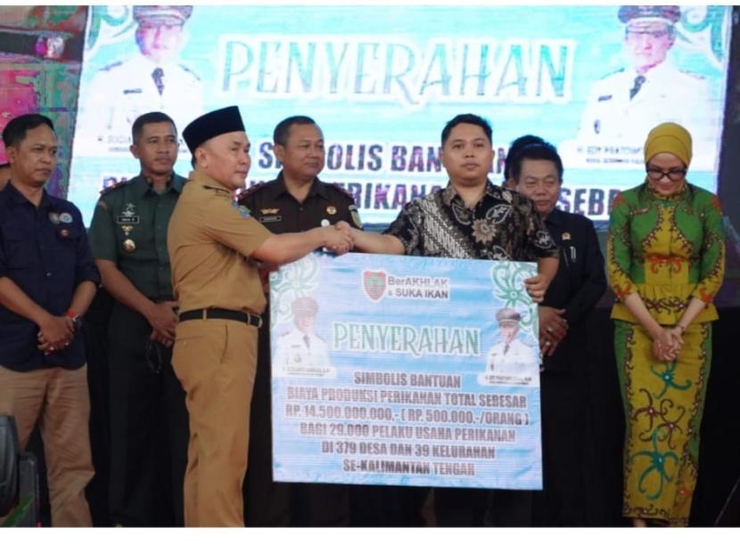 Gubernur H Sugianto Sabran menyerahkan bantuan operasional.