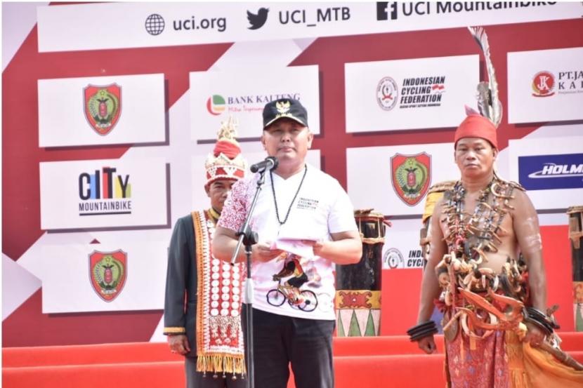Gubernur H Sugianto Sabran saat memberikan sambutan di acara kejuaraan dunia balap sepeda gunung UCI MTB Eliminator World Cup Seri ke 8 Tahun 2022. 