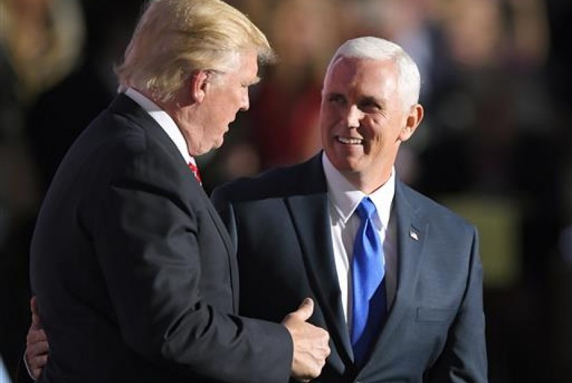 Gubernur Indiana Mike Pence (kanan) resmi mendampingi calon presiden Republik Donald Trump. Foo diambil dalam Konvensi Nasional Republik di Cleveland, Rabu, 20 Juli 2016.
